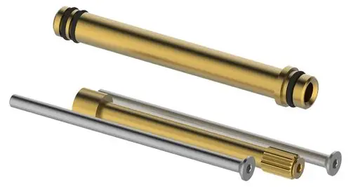Verlängerungs-Set aus Metallteilen in gold und silber, bestehend aus Rohren und Verbindungsstücken, geeignet für Keuco Ab- und Umstellventile mit Schlauchanschluss.